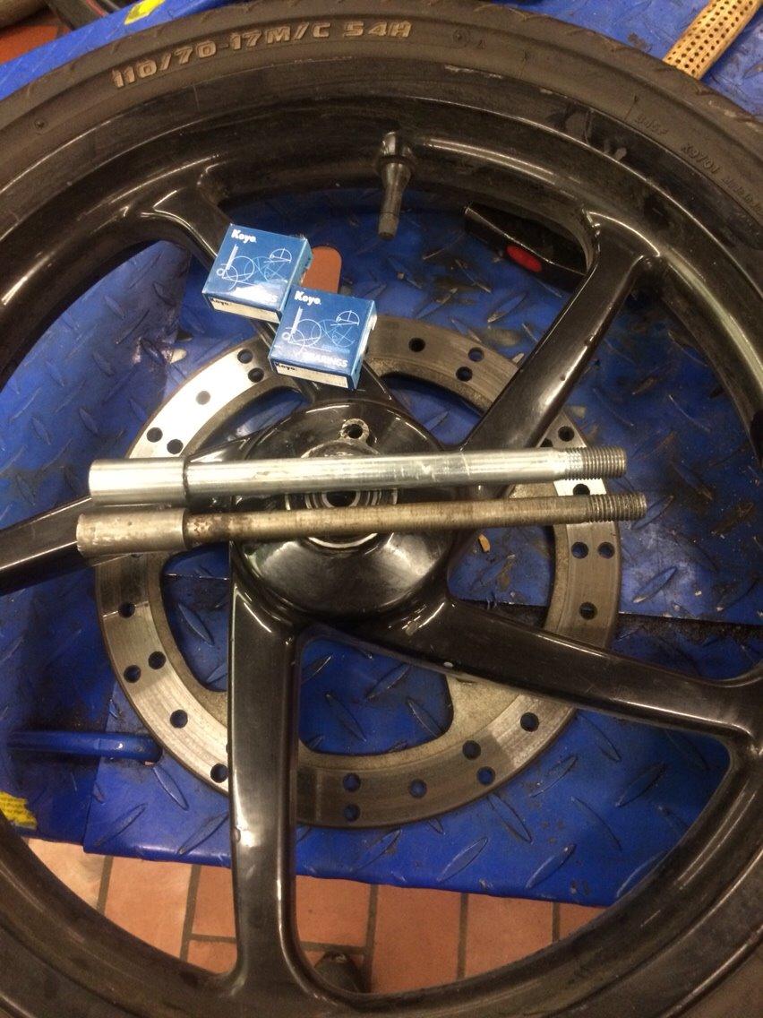 Aprilia Rs50 - Cpi SM Italkit tuning. - Da der er forskel på rs og cpi' aksel til forhjulet måtte jeg igang med at finde en anden løsning. løsningen blev så bare at skifte lejerne til nogle der passede i fælgen og akslen. billede 9
