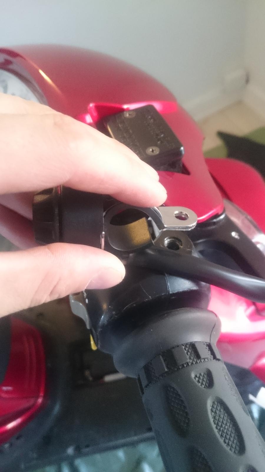 Varme i håndtag - montering - Da håndtagene er universale følger der en monteringsbeslag med som passer de fleste maskiner til styret. pga. skjoldet på min, kan jeg derfor ikke montere det der.  billede 5