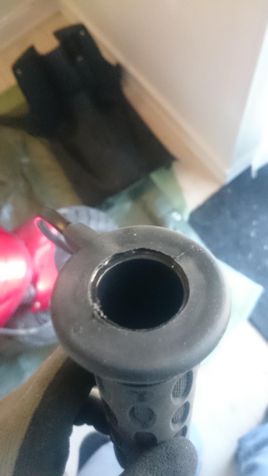 Varme i håndtag - montering - Inden i håndtagene er meget hårdt plastik. Det skal varmes godt op uden at overdrive inden man montere dem. vær opmærksom på de er af forskellige str. så den ene passer til gashåndtaget og den anden til venstre siden. på gas siden har jeg slebet en lille smule da de ellers var umulige at få på. det er super vigtigt at de sidder stramt så de ikke falder af under kørsel. jeg har renset håndtagene inden montering og sprayet med hårlak inden. de sidder super fast nu. billede 7