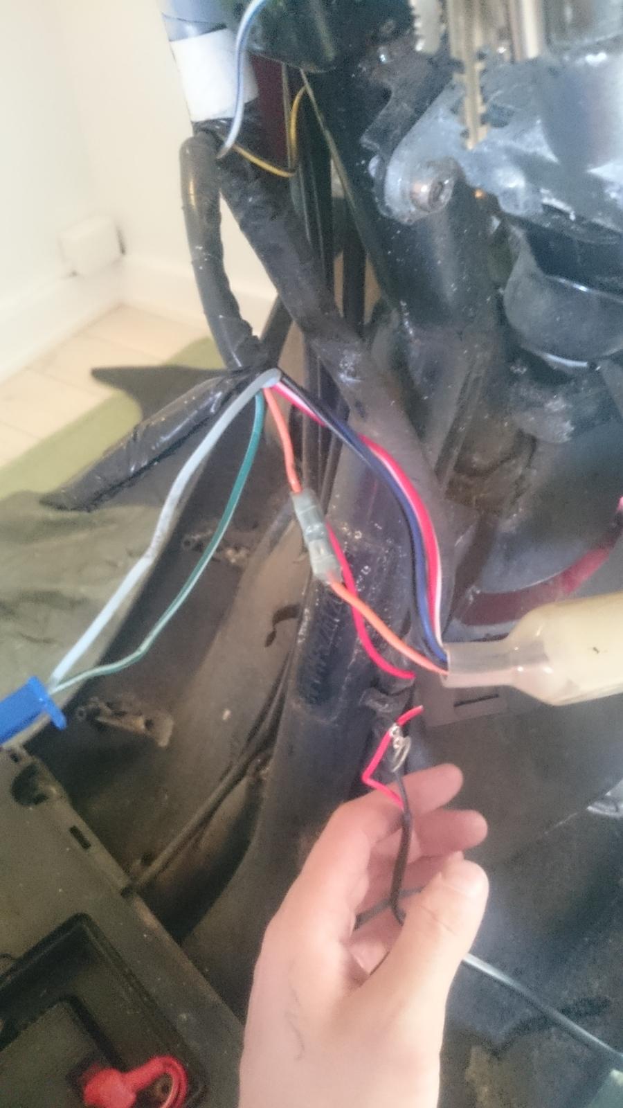 Varme i håndtag - montering - jeg skære isoleringen op har her klemt dem sammen i en muffe der også kan krympe hvis man varme den op med varme pistol eller lighter. det er genialt imod vand osv. Efter giver jeg den noget nyt isoleringstape. billede 3