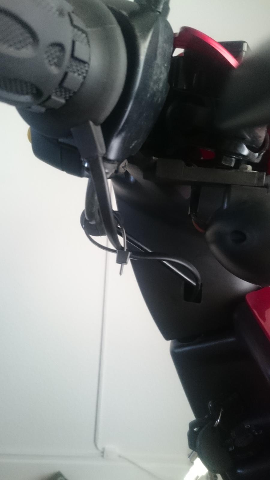 Varme i håndtag - montering - her kan man se hvordan jeg har valgt at føre den ene ledning fra den siden med gashåndtaget. det er YDERST vigtigt at man sørger for at ledningen ikke sidder stamt da den er nød til at kunne følge med rundt når man drejer gassen. billede 8