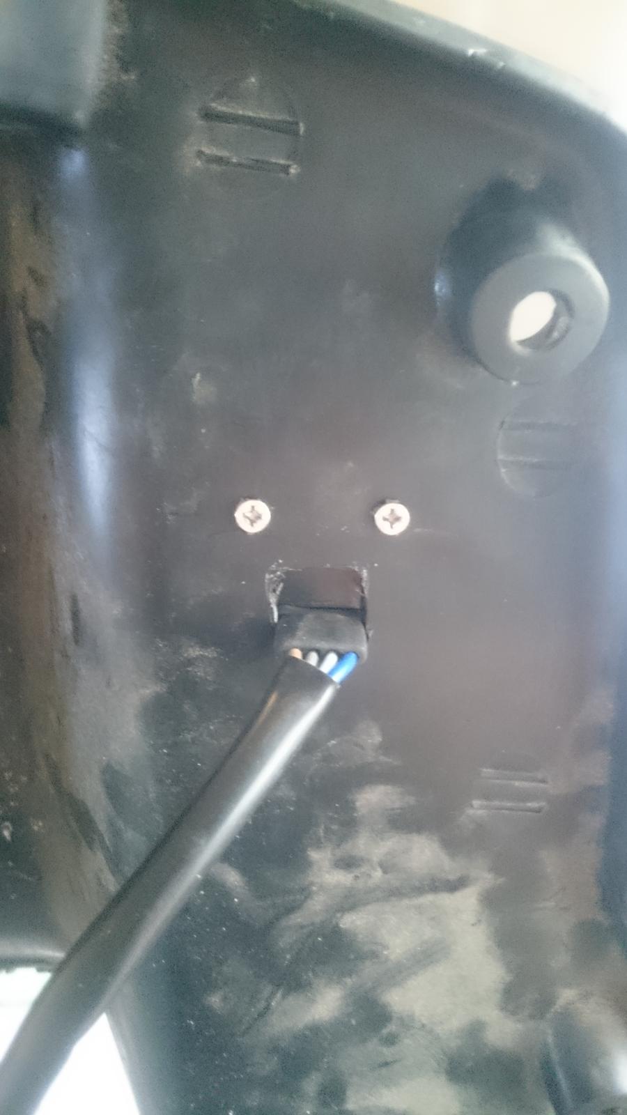 Varme i håndtag - montering - Jeg har stedet valgt at montere på skjoldet lige over mit venstre knæ. det er godt isoleret imod vinden og jeg har nemt tilgang til det. dette er bagsiden, så man kan se hvordan ledning er først igennem samt skruerne. jeg har brugt beslaget til at måle op med. billede 6