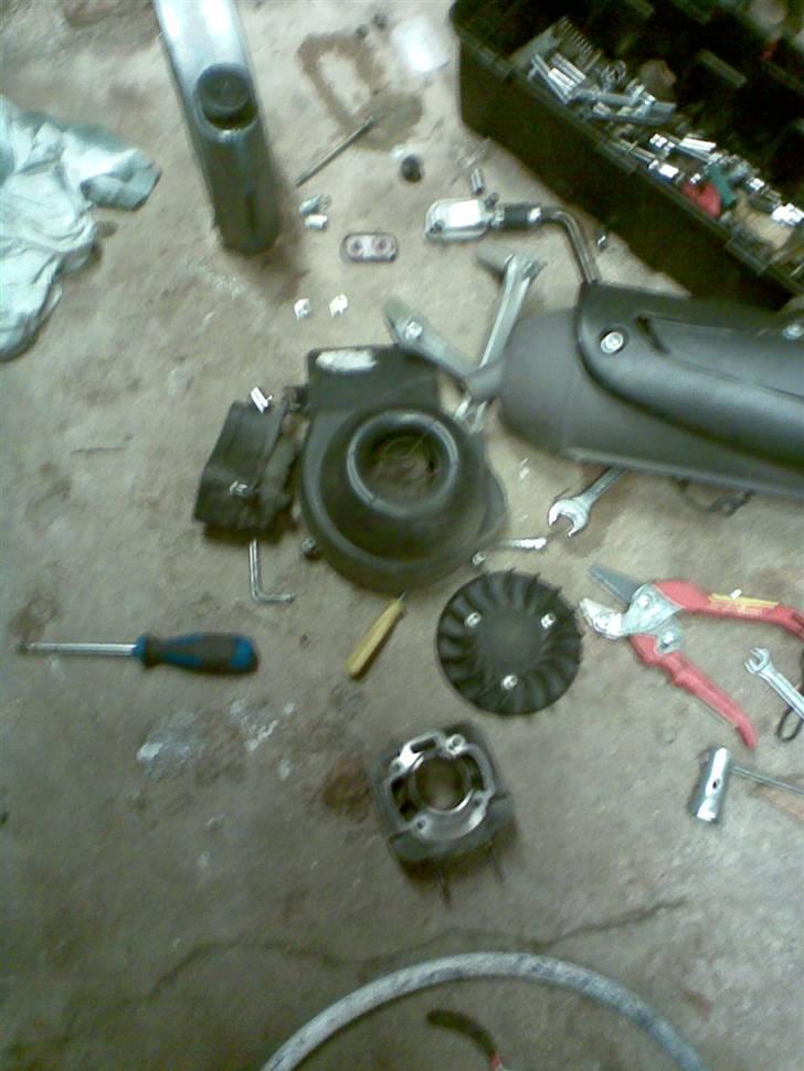 Tuning af piaggio NRG POWER DT - Ja der skulle satme skilles meget ad hehe :-P billede 1