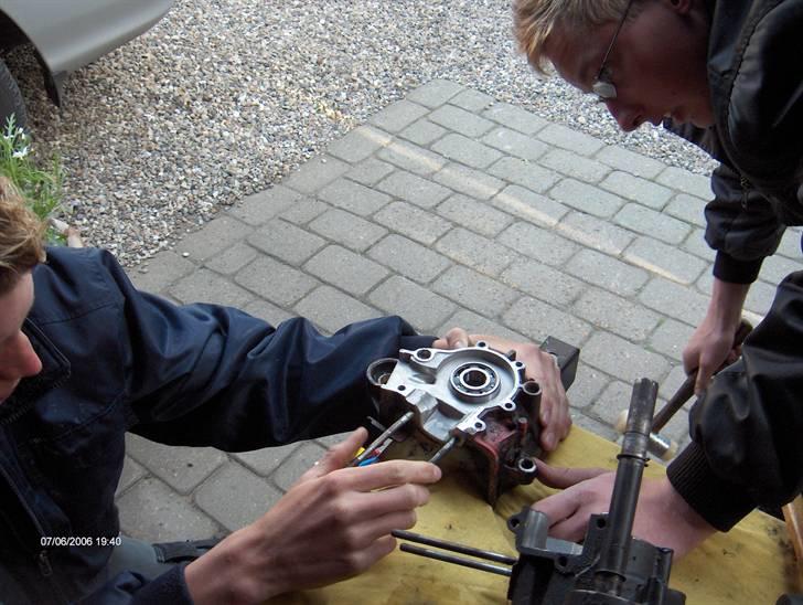 Guide til Krumtap skift >Mina< - Blokken kan varmes op ellers kan lejerne få et lille bank af hammer+træklods. HUSK AT VENDE LEJERNE RIGTIGT! billede 2