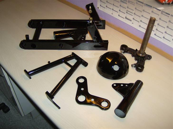 Yamaha fs1 4 gear (Blue Killer!) - Bagsvinger, forgaffelbro, dobbeltstøddeben, topplade, lygtehus, og lygteholdere autolakeret blankt sort... Lakering foretaget af Morup Mølle autolak... billede 19