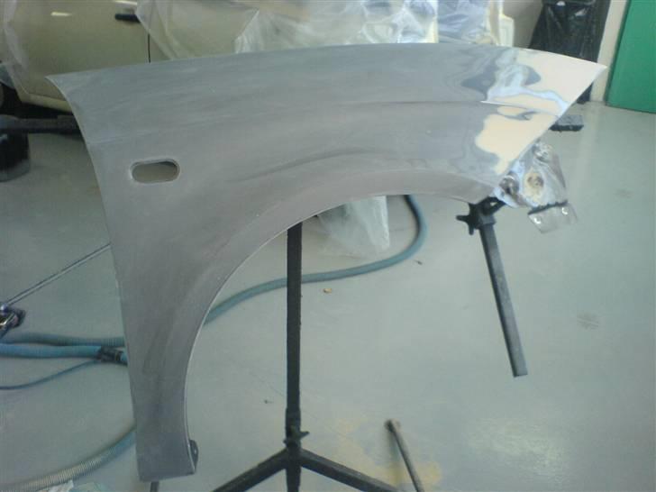 Mig som autolaker XD - Den her lavede jeg da jeg var i praktik. 
og ja. den blev monteret på en bil. det var ikke en prøve.
synes selv jeg klarede det meget godt. billede 1