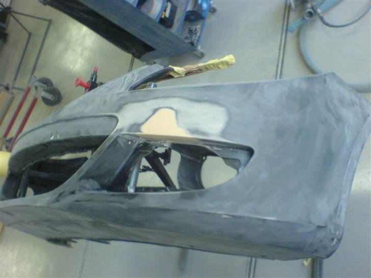 Mig som autolaker XD - Den her lavede jeg da jeg var i praktik. 
og ja. den blev monteret på en bil. det var ikke en prøve.
synes selv jeg klarede det meget godt. billede 2