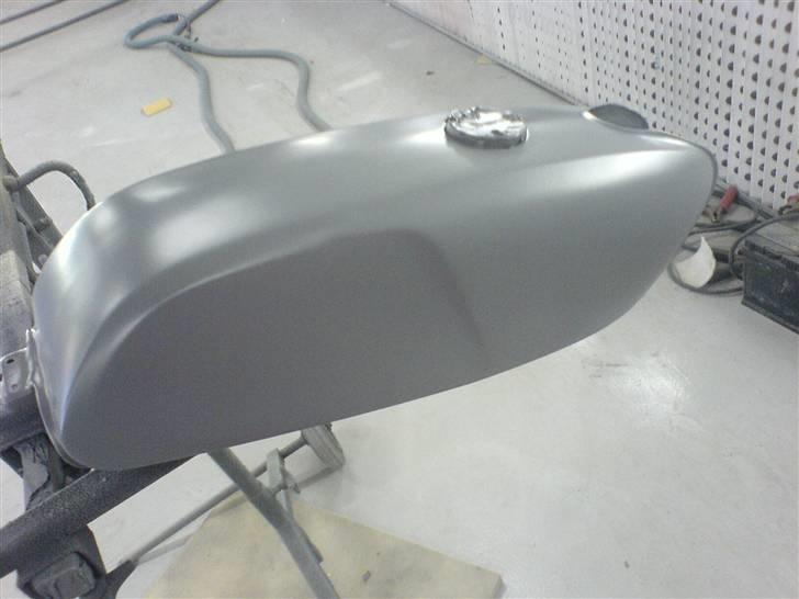 Mig som autolaker XD - Den her lavede jeg da jeg var i praktik til min far.
Slib, spartel, fylder, kontrolspray,slib og grund. 
6 svedige timer. check det resultat. på næste billed kan i se lakeringen. billede 3