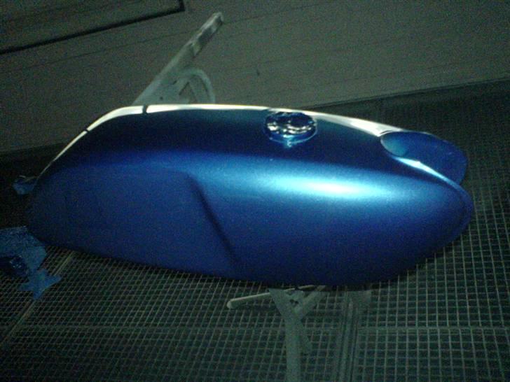 Mig som autolaker XD - Jeg har selv lavet den her tank fra bunden. det eneste autolakeren (kenneth) gjorde var at tage det første lag. ellers lakrede jeg :D stolt billede 4