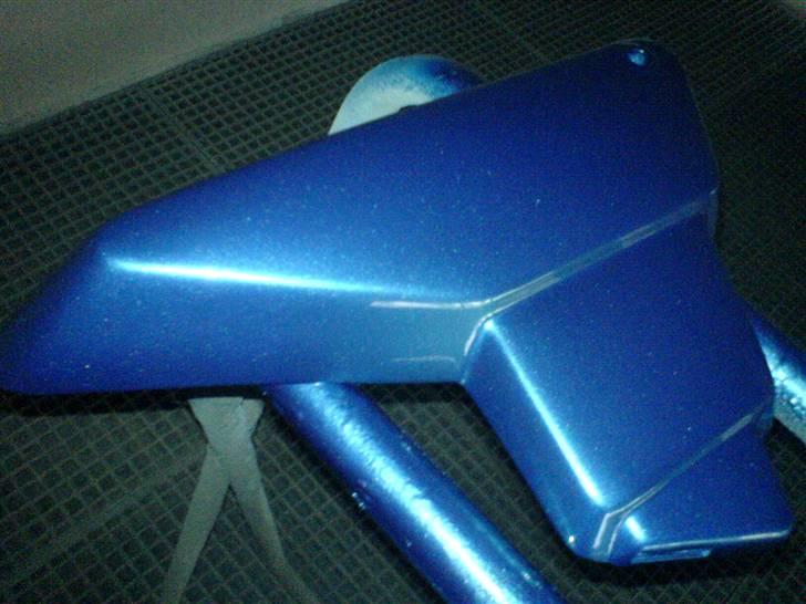 Mig som autolaker XD - Har jeg selv lavet. slebet, fylder og plastik-binder
det eneste autolakeren (kenneth) gjorde var at tage det første lag. ellers lakrede jeg :D stolt billede 5