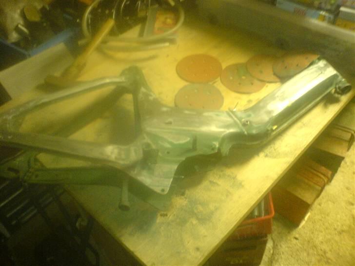 Mig som autolaker XD - Slebet, med verdens dårligste kompresser. det tog 5 timer at slibe den pga. den skulle have pause hvert min. og lade op. men den blev slibet færdig. her ses den 50% færdigt. billede 8