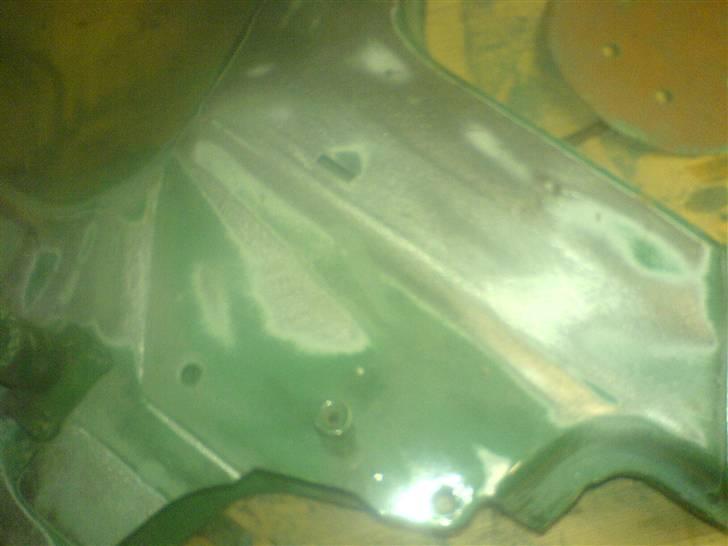 Mig som autolaker XD - Slebet, med verdens dårligste kompresser. det tog 5 timer at slibe den pga. den skulle have pause hvert min. og lade op. men den blev slibet færdig. her ses den 50% færdigt.

den gamle maling var original maxi maling. haha men der var desværre malet stripper på den og den var ridset. billede 9