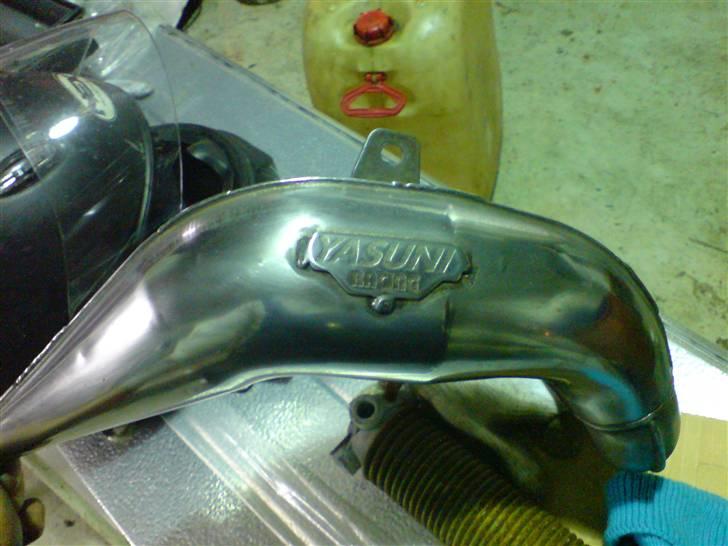 Rmx får ny maling. - Udst fik også en tur. der var en del overfladiske rustpletter så fik den lige en tur med en masse sandpapir, og vandslibe papir.. :) dog blev det bedre endnu, da jeg forsatte efter billedet var taget :) billede 1