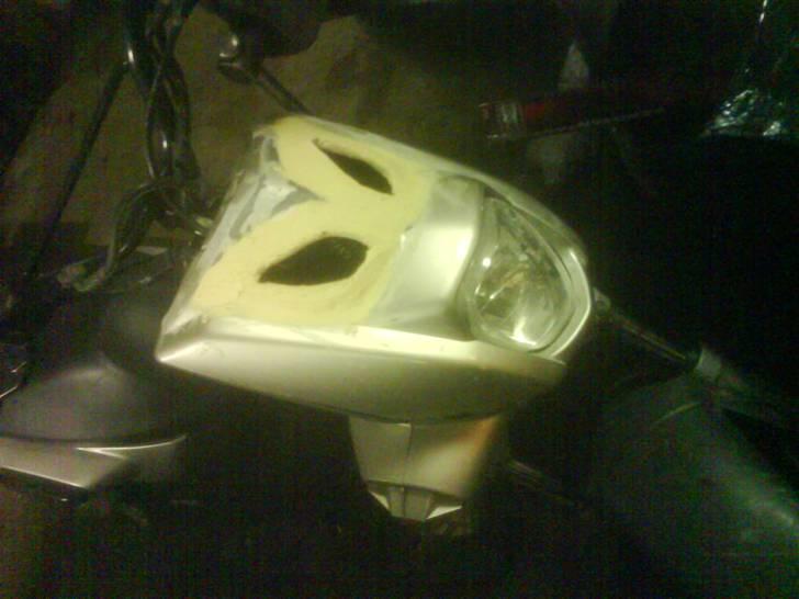 Renovering/styling af Yamaha slider - Første omgang spartling af frontskjold. billede 2