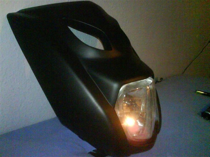 Renovering/styling af Yamaha slider - Front skjold. mangler kun at få lavet tilpasninger til STR-8 blinklygter. Og sat dem på.
Så kommer der chrom-blå gitter og 2 dioder i hvert hul. billede 7