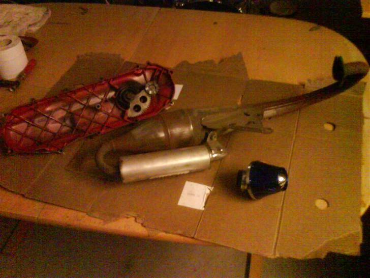 Renovering/styling af Yamaha slider - Udsødningen skal sandblæses og males mat sort. 
Kickskjold er blevet renset, det skal sandblæses og så skal det være lys-matalblå.
+ filter. billede 11