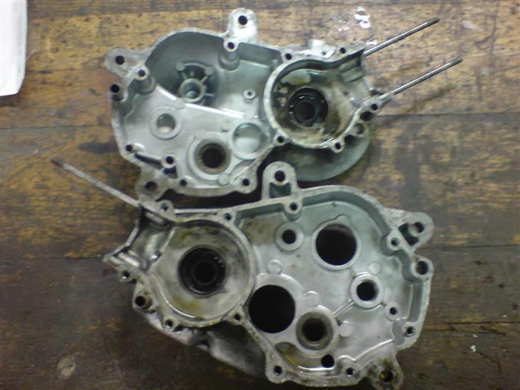 Renovering af puch motor. - 2 gear automatic handikap. - Tjah, efter nogen måneder i pit blev det sgu tid til at komme videre. Min ven og grandfætter spurgte om jeg ikke havde et projekt vi ku rende og hygge med, så jeg kom i tanker om "nååååh jo, den der chopper der, den står der da endnu?" hehe, undskyld ventetiden gutter. :)
Anyway, her i den sidste del er der ikke så mange billeder, da der for det første ikke har været så meget at brokke sig over, og for det andet har jeg haft lidt travlt. :)

Blokkene er nu hevet fra hinanden, og sikke et syn at møde. Møg beskidte og sølet ind i olie i.. krumtapshuset?? Der manglede desuden en god håndfuld af de nålelejer der holder trækakslen. :s billede 21