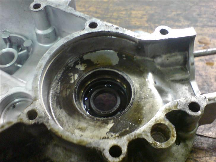 Renovering af puch motor. - 2 gear automatic handikap. - Det ser spændene ud, ikke? Jeg gad godt vide hvad der er gået galt her. :) Simmeringene er nemlig nye, og fejler intet. billede 22