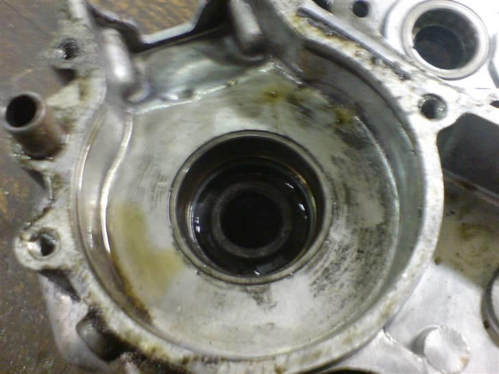 Renovering af puch motor. - 2 gear automatic handikap. - Den anden side af krumtapshuset. :s ikke så galt, men alligevel lidt foruroligene, hehe. billede 23