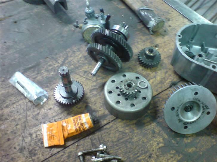 Renovering af puch motor. - 2 gear automatic handikap. - Dette er så det overvældene materiel der befindersig i en puch trilet motor, og så lige lidt af det udvendige osse. :) Trækakslen (den mindste på billedet) er det absolut ENESTE indvendigt i gearkassen, hehe. billede 24
