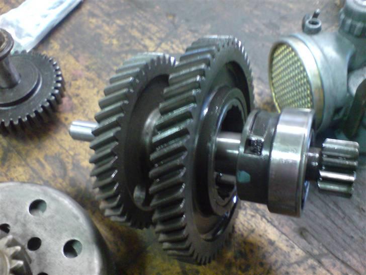 Renovering af puch motor. - 2 gear automatic handikap. - Gearhjul og gearaksel. Sidder i koblingssiden, som kan ses lidt længere nede. :) Man kan lige skimte kaburatoren, og trækakslen osse. billede 25