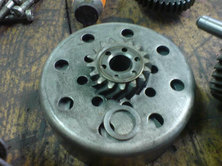 Renovering af puch motor. - 2 gear automatic handikap. - Slyngkoblinger. Koblingsskålen ligner til forveksling sådan en som der sidder i en maxi?? ;) billede 26