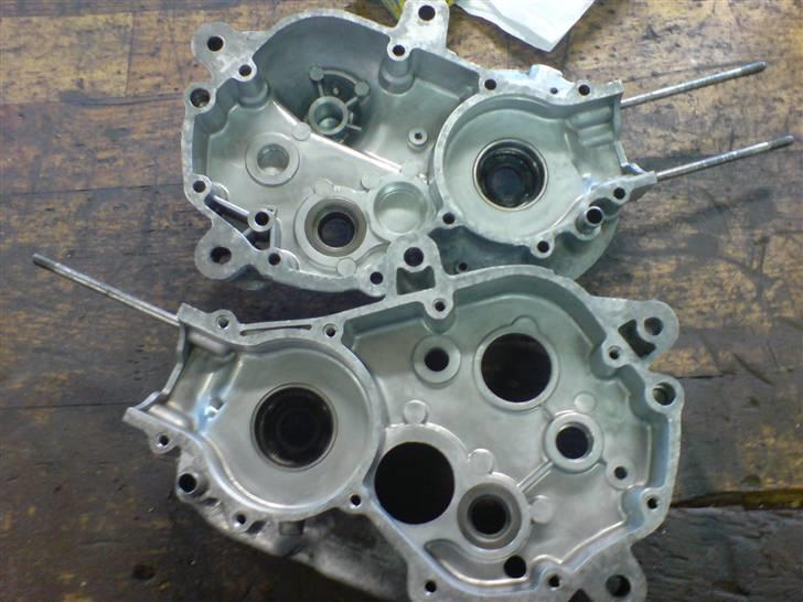 Renovering af puch motor. - 2 gear automatic handikap. - Tjah, en kopfuld motorvask om en grundig rensning senere ser motorhuset således ud. Så er det klar til samling igen. :) Og denne gang MED pakninger, hehe. billede 27