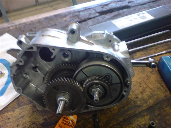 Renovering af puch motor. - 2 gear automatic handikap. - Blokken samlet, og slyngkobling samt gear monteret igen. :) billede 28