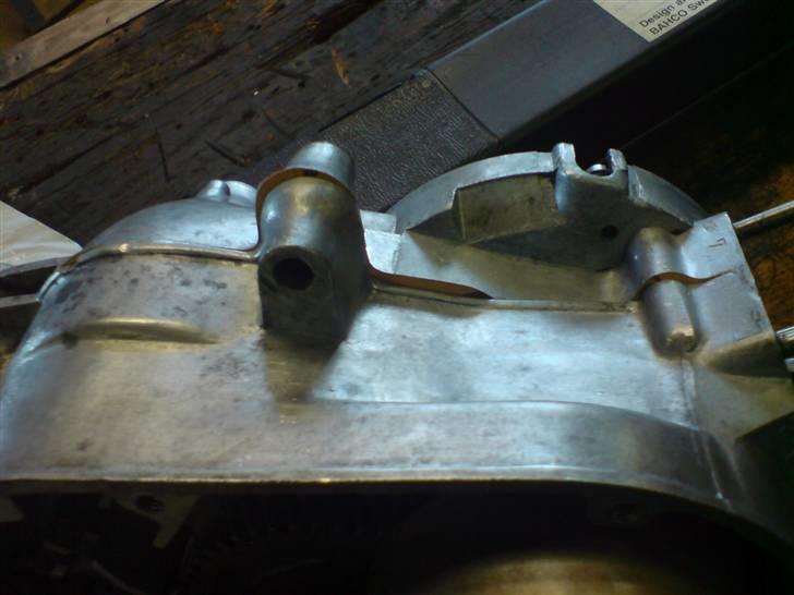 Renovering af puch motor. - 2 gear automatic handikap. - Jaja, pakningen ser måske lidt spøjs ud, men den sidder skam rigtigt nok. Motorhuset krummer på samme måde som pakningen. billede 29