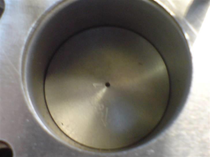 Renovering af puch motor. - 2 gear automatic handikap. - Nyhonet, lovlig, 100% original cylinder, med nyt stempel. Det er bare noget der virker. :)

Husk, de der ikke er så erfarne, altid pilen imod udstødningskanalen! :) billede 30