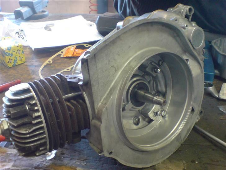 Renovering af puch motor. - 2 gear automatic handikap. - Det inderste blæserskjold monteret. Det var dog en tand for tidligt, da tændingen skulle monteres først. En dummefejl fra min side, men så ved jeg det til næste gang. :)

Nu begynder det da at ligne en motor igen. :) billede 31