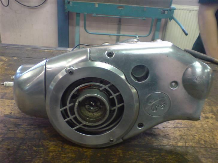 Renovering af puch motor. - 2 gear automatic handikap. - Tænding monteret, og blæserskjolde prøvemonteret. :) Så er vi efterhånden ved vejs ende.

Alle blæserskjoldene har fået en grundig rensning, og en mindre polering. Det skal ikke være super prangene, men der var heller ingen grund til at det så grimt og irret ud.

Det åbne øje ser hurtigt at det bagerste skjold er fra en Tomos.
Hvorfor spør i? Tjah, det var det eneste af disse skjolde jeg havde liggene desværre, og det fungerer nok ligeså godt som et Puch skjold. ;) billede 32