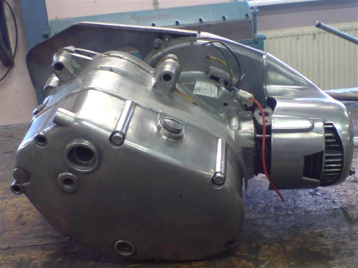Renovering af puch motor. - 2 gear automatic handikap. - Fra den anden side. Her ses åbningen til kickstart tydeligt. Skjoldet er sat løseligt på for at undgå skidt og snavs indvendigt i motoren, indtil den skal laves færdig. :) billede 35