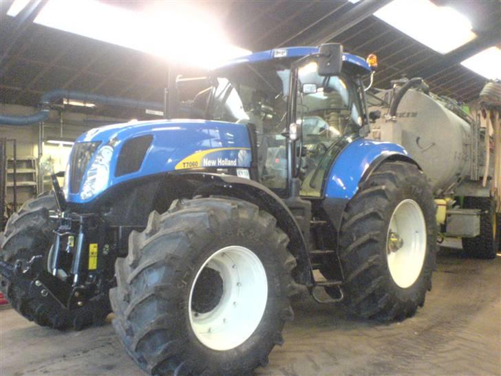 Maskinpartner A/S i Billund - En T7060, med alt i udstyr. Mit nuværende projekt. Den skal laves klar til at der kan komme gyllevogn på, så det vil sige: trækket skal forstærkes, der skal laves vægt overføring, der skal laves tvangsstyrring, der skal laves en ramme til at sætte pto i, der skal laves en ny pto aksel, der skal sættes 2 kameraer på gyllevognen, der skal sættes gps på traktoren og sidst men ikke midst skal der sættes gylle computeren i + en printer billede 1