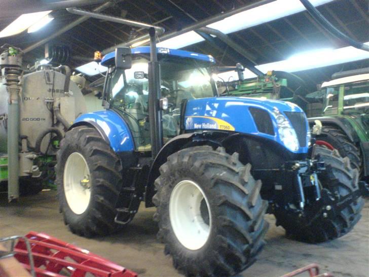 Maskinpartner A/S i Billund - En T7060, med alt i udstyr. Mit nuværende projekt. Den skal laves klar til at der kan komme gyllevogn på, så det vil sige: trækket skal forstærkes, der skal laves vægt overføring, der skal laves tvangsstyrring, der skal laves en ramme til at sætte pto i, der skal laves en ny pto aksel, der skal sættes 2 kameraer på gyllevognen, der skal sættes gps på traktoren og sidst men ikke midst skal der sættes gylle computeren i + en printer billede 2