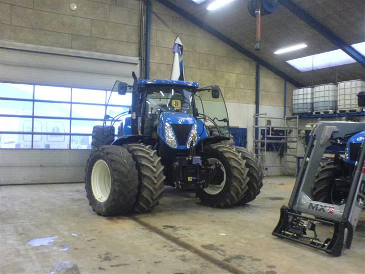 Maskinpartner A/S i Billund - T7060, hvor der blev monteret front og bagtvillingehjul billede 3