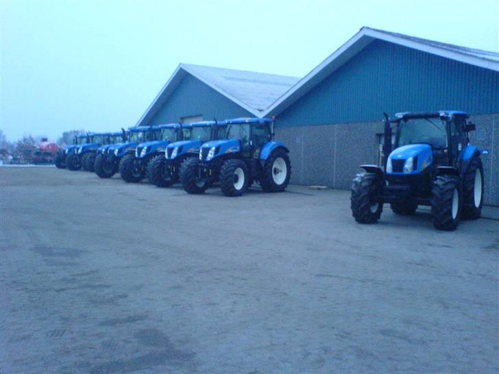 Maskinpartner A/S i Billund - 9 traktor som der allerede var solgt. der er godt nok kun 8 på billedet, men den sidste stod så jeg ikk ku få den med billede 5