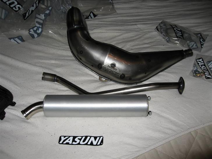 Yasuni Cross udstødning til Suzuki Rmx/Smx - Pakket ud, spørg mig ikke hvorfor forrøret ligger på hovdet :P billede 3