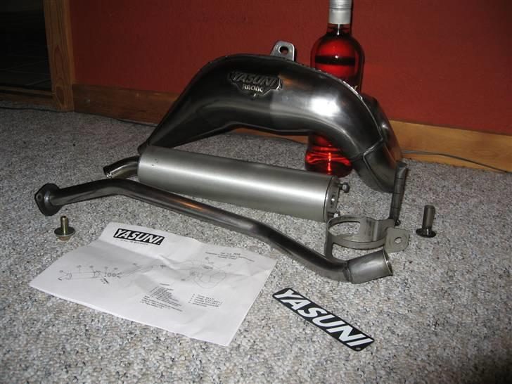 Yasuni Cross udstødning til Suzuki Rmx/Smx - Alt som følger med til den, + en masse poser som det hele er pakket ind i, har dog slebet udstødningen ned med noget korn 1000 vådslibepapir billede 7