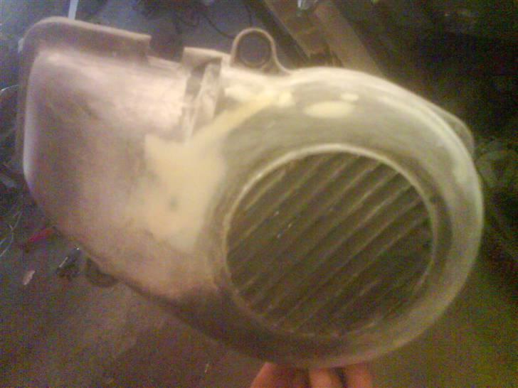 Renovering/styling af Yamaha slider - Skat rammen af, og spartlede eventuelle ridser ud. billede 50