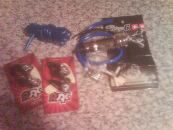 Renovering/styling af Yamaha slider - Forkert forsendelse. Blinklygterne skulle være chrom men fik carbon :/
Boosteren skulle være blå men fik chrom.
Og så 2 meter banz slange. billede 71