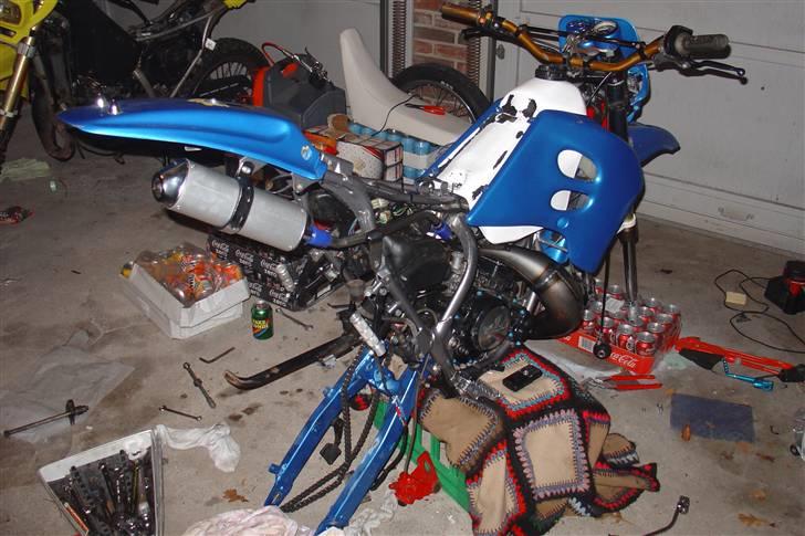 Suzuki SMX Projekt. - Igang med at fjerne bagsvingeren, så den kan blive sandblæst og poleret.
Den nye lækre metrakit udstødning. billede 24