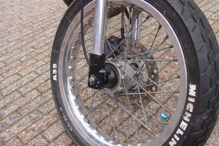 Suzuki SMX Projekt. - Forhjulet.
Fælgen bliver poleret helt op.
og så kommer der Michelin pilot Sporty på.
120 / 80 - 17 billede 13