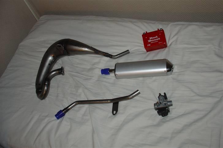 Suzuki SMX Projekt. - Den nye metrakit udstødning.
Batteriet
og min 19 mm Dellorto Karbu. billede 4