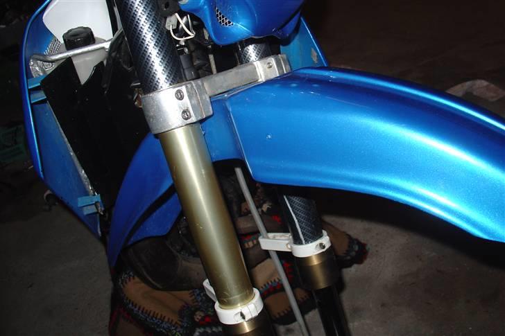 Suzuki SMX Projekt. - Ved at fjerne carbonklistermærkene på forgaffelen. billede 22