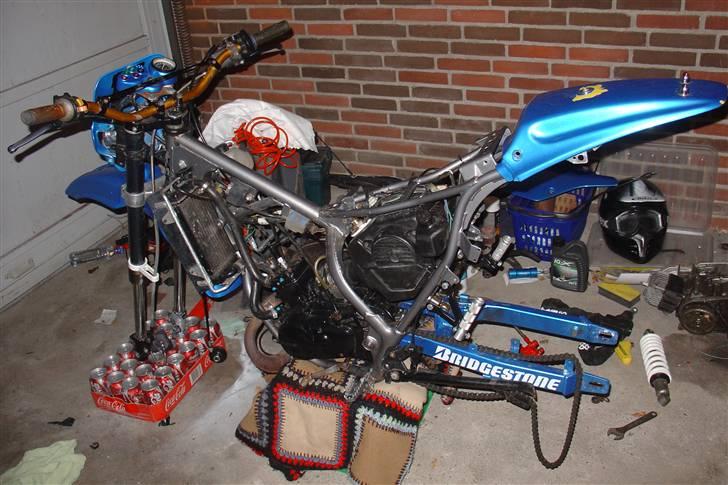 Suzuki SMX Projekt. - Baghjulet taget af.
Puha det gule styr passer ikke til. 
NYT HEBOSTYR KOMMER! billede 26