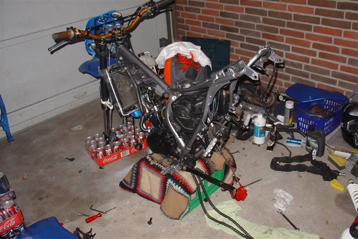 Suzuki SMX Projekt. - Bagsvingeren taget af - den bliver sandblæst og lakeret.
Udstødningen taget af igen. billede 20