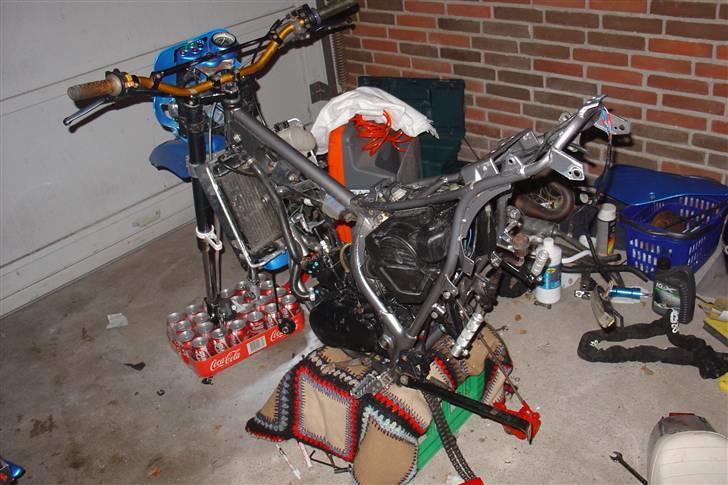 Suzuki SMX Projekt. - Bagsvinger taget af, den bliver sandblæst og lakeret.
Udstødningen taget af igen. billede 19