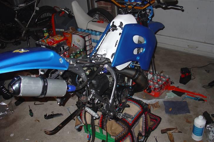 Suzuki SMX Projekt. - Smx'en med den nye metrakit udstødning på.
Tanken skaller, så den bliver slebet ned og lakeret en gang mere. billede 17