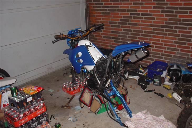 Suzuki SMX Projekt. - Smx'en med den nye metrakit udstødning på.
Tanken skaller, så den bliver slebet ned og lakeret en gang mere. billede 25